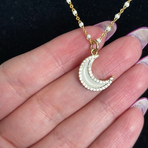 Delicate short crescent moon necklace - Picture 3 of 3